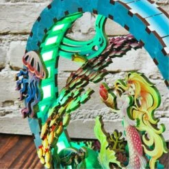 Jacarou – Lampe En Bois LED à Assembler – Sirène -Périphériques De Jeu MERMAID GREEN 1800 980x980 1